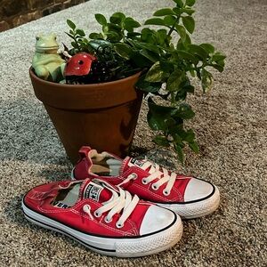 Converse Women’s Chuck Taylor shorelines red